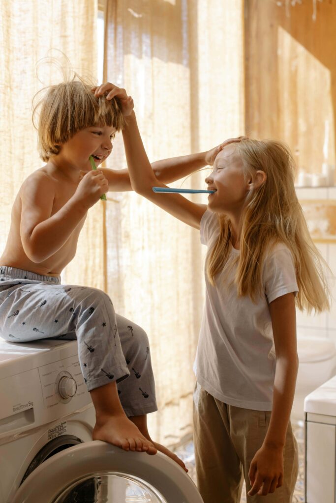 children brushing teeth